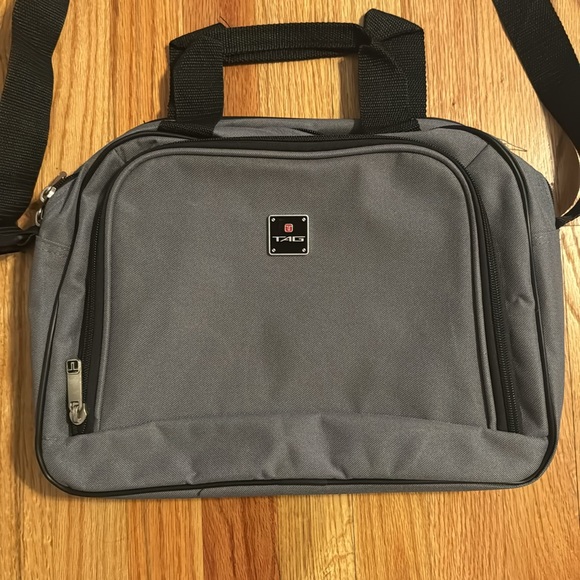 TAG Carry On Computer Duffle Travel Bag Gray Adjustable Strap Lightweight - Picture 3 of 8